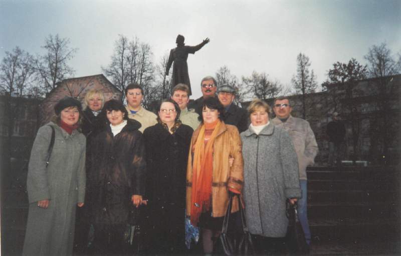 Все собрались около памятника Минину