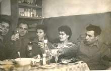 мама и папа с соседями Горбачевыми на кухне
