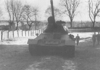 танк 'Мать-Родина' едет к месту своей последней стоянки на территорию полка
